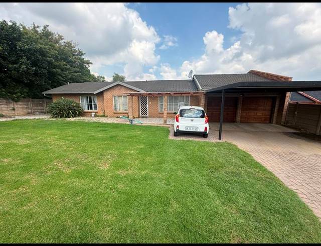 6 BEDROOM HOUSE FOR SALE IN THE REEDS